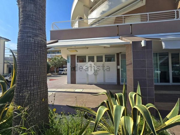 locale commerciale in affitto ad Alba Adriatica