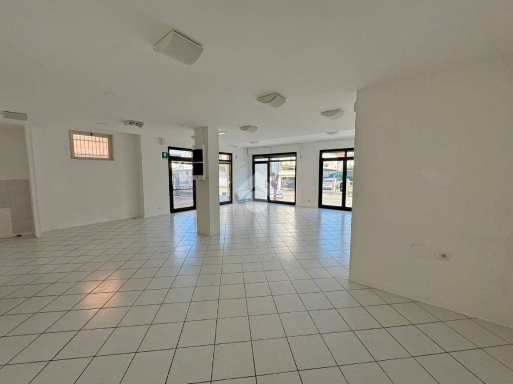 negozio in affitto ad Alba Adriatica