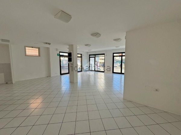 negozio in affitto ad Alba Adriatica