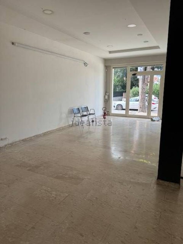 locale commerciale in affitto ad Alba Adriatica