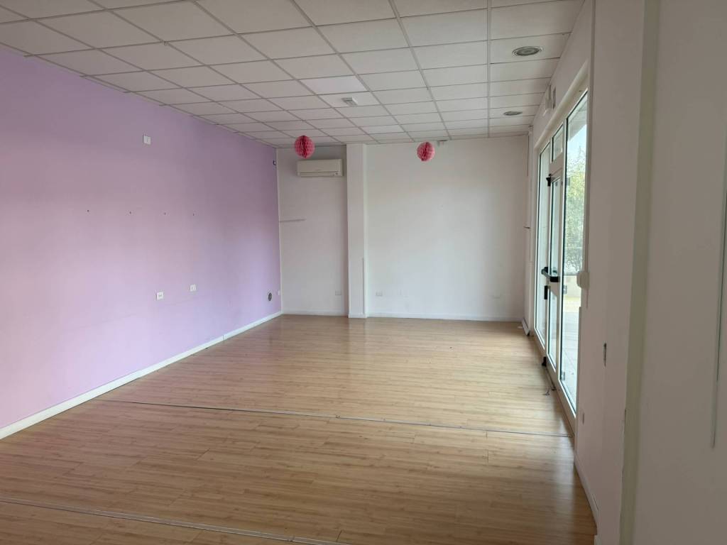 negozio in affitto ad Alba Adriatica