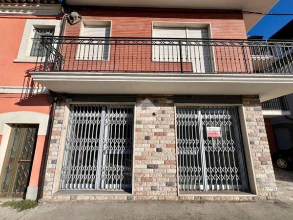 negozio in affitto a Bellante in zona Bellante Stazione