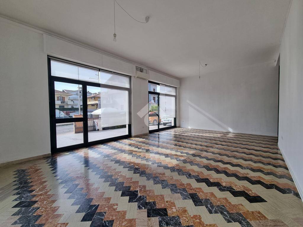 negozio in affitto a Castellalto in zona Castelnuovo Vomano