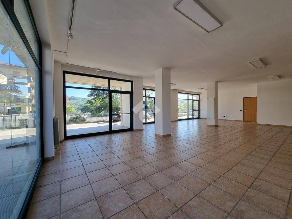 negozio in affitto a Castellalto in zona Castelnuovo Vomano