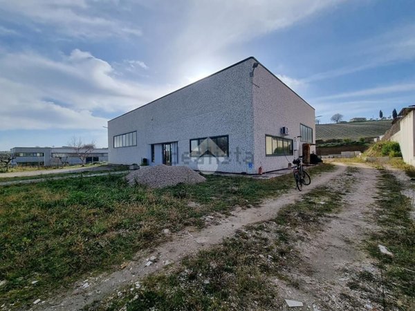 ufficio in affitto a Cellino Attanasio in zona Stampalone