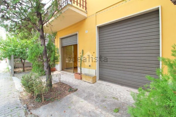 locale commerciale in affitto a Giulianova