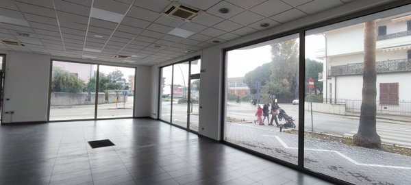 locale commerciale in affitto a Giulianova
