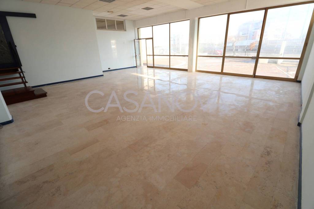 negozio in affitto a Giulianova