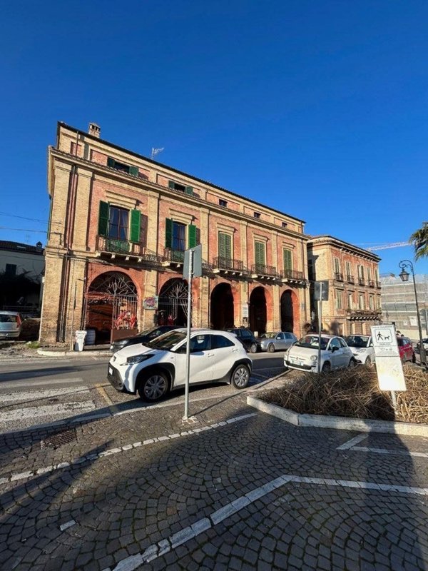 locale commerciale in affitto a Giulianova