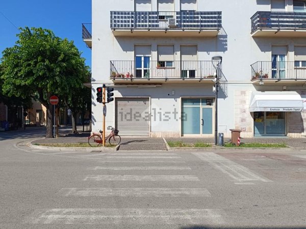 locale commerciale in affitto a Giulianova