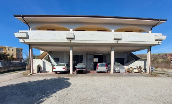 locale commerciale in affitto a Mosciano Sant'Angelo
