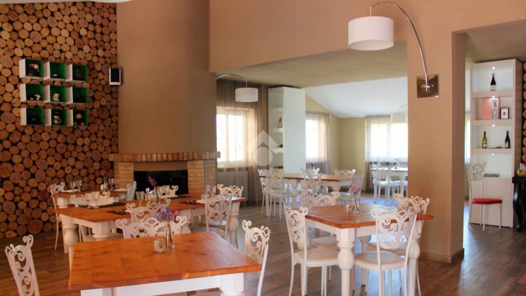 negozio in affitto a Mosciano Sant'Angelo