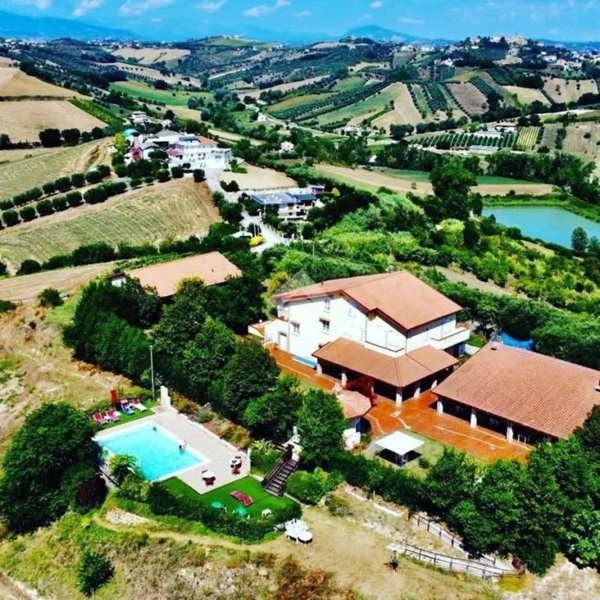 negozio in affitto a Mosciano Sant'Angelo