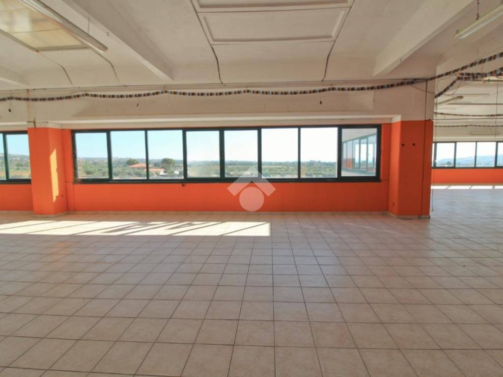 locale commerciale in affitto a Mosciano Sant'Angelo