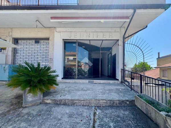 negozio in affitto a Mosciano Sant'Angelo