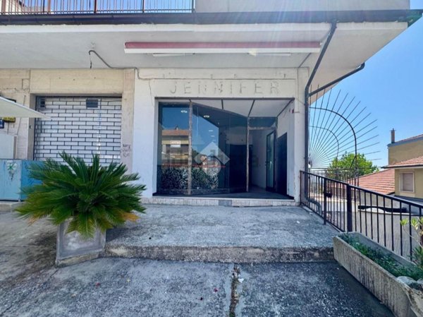 locale commerciale in affitto a Mosciano Sant'Angelo