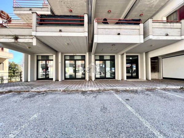 locale commerciale in affitto a Mosciano Sant'Angelo
