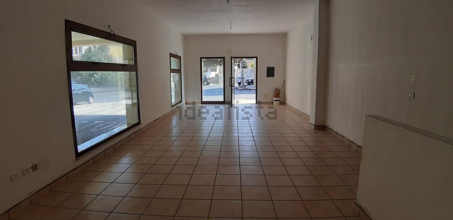 negozio in affitto a Mosciano Sant'Angelo