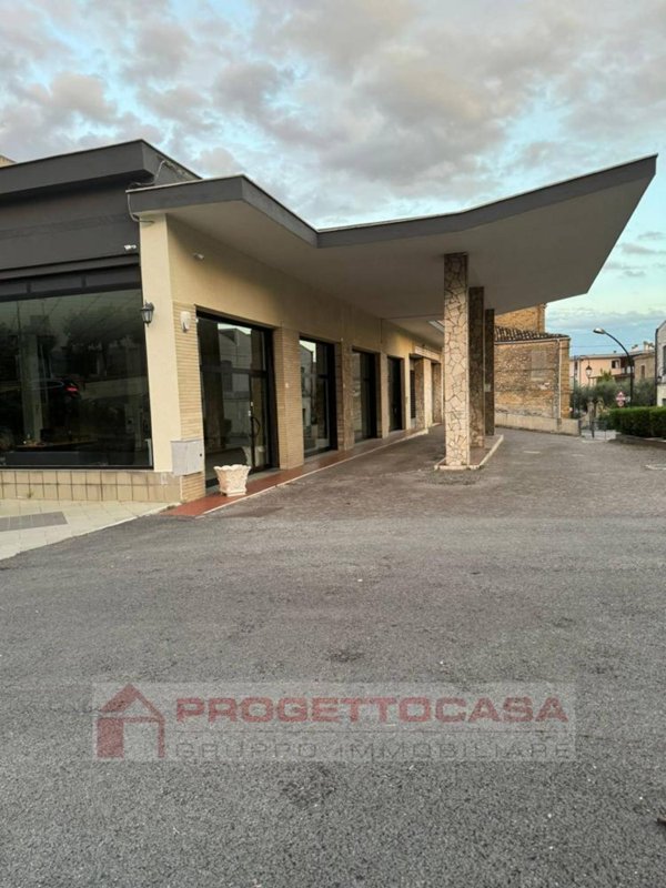 locale commerciale in affitto a Nereto