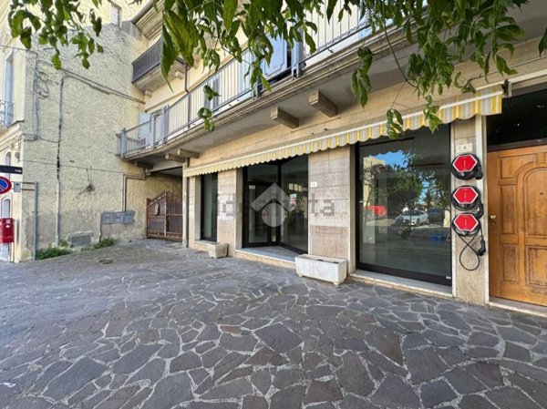 negozio in affitto a Nereto