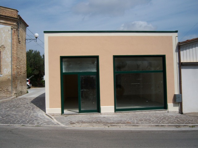 locale commerciale in affitto a Nereto in zona Vibrata