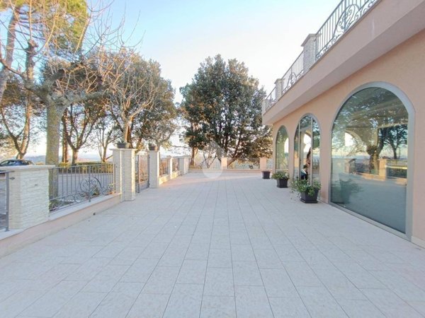 negozio in affitto a Pineto in zona Mutignano