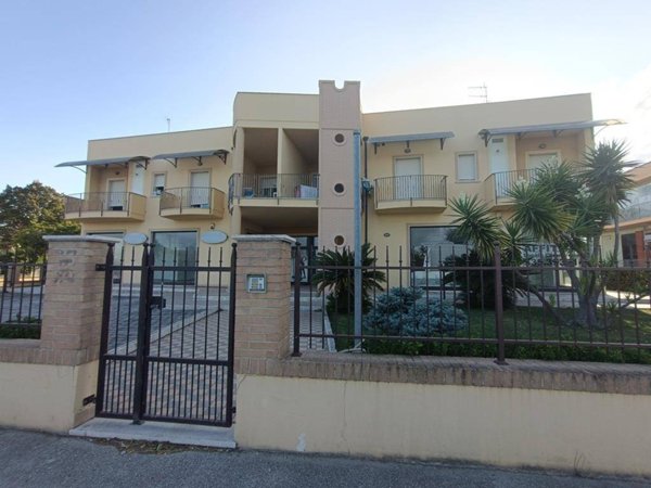 negozio in affitto a Pineto