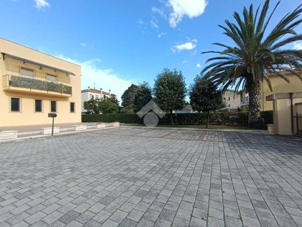 negozio in affitto a Pineto