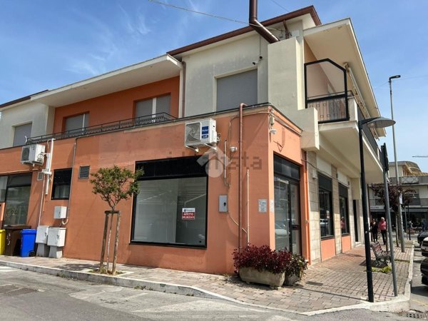 negozio in affitto a Roseto degli Abruzzi in zona Cologna Spiaggia