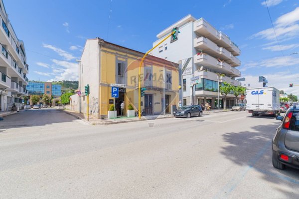 locale commerciale in affitto a Roseto degli Abruzzi