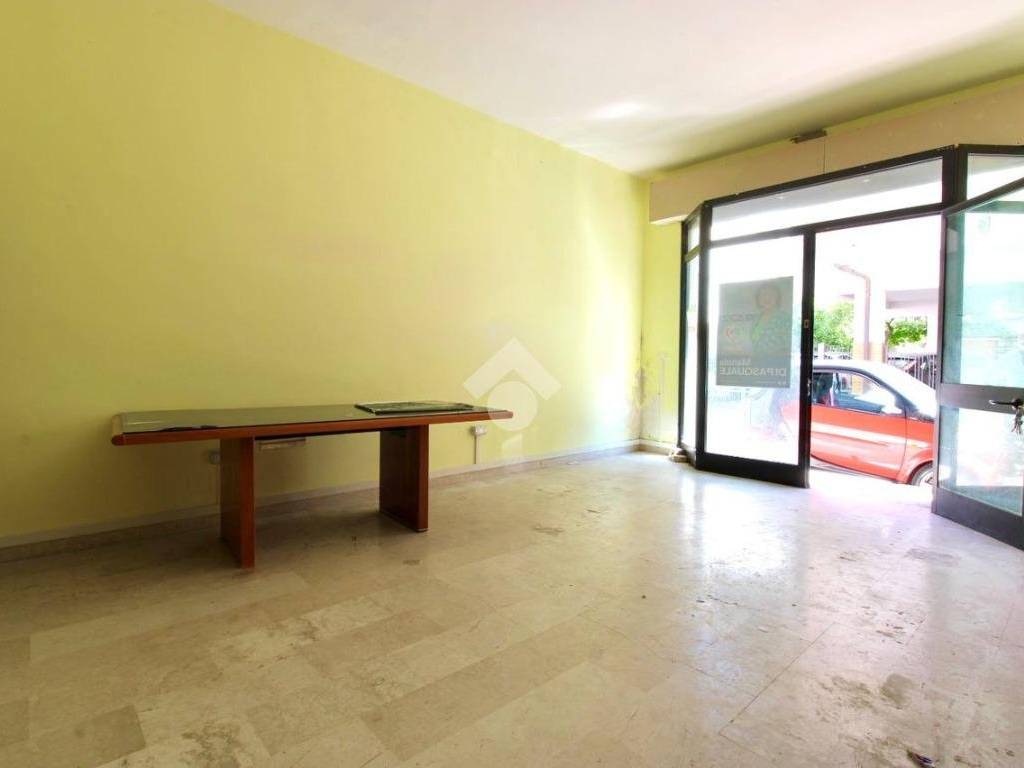 negozio in affitto a Roseto degli Abruzzi