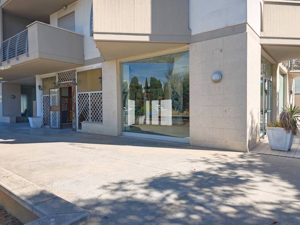 negozio in affitto a Roseto degli Abruzzi