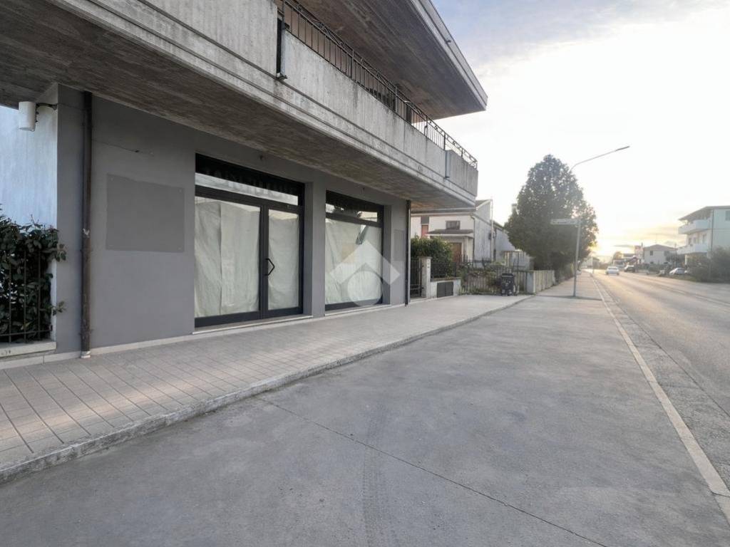 negozio in affitto a Roseto degli Abruzzi in zona San Giovanni