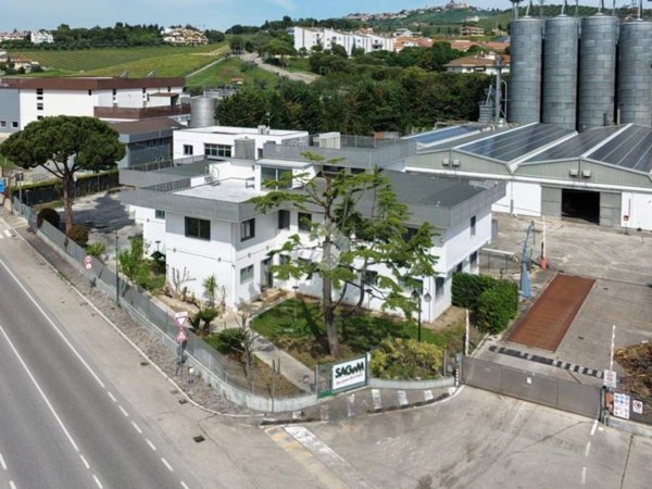 negozio in affitto a Roseto degli Abruzzi