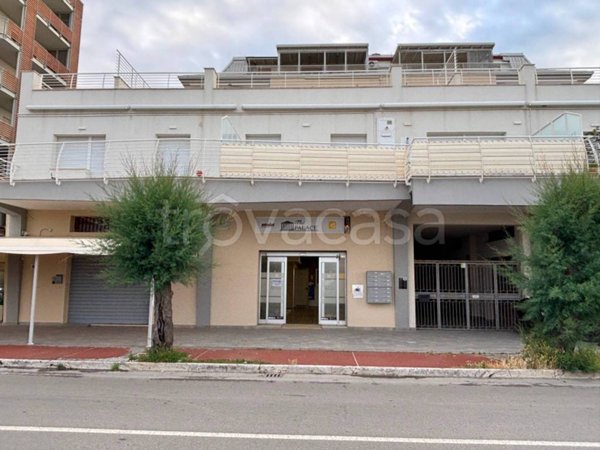 negozio in affitto a Roseto degli Abruzzi