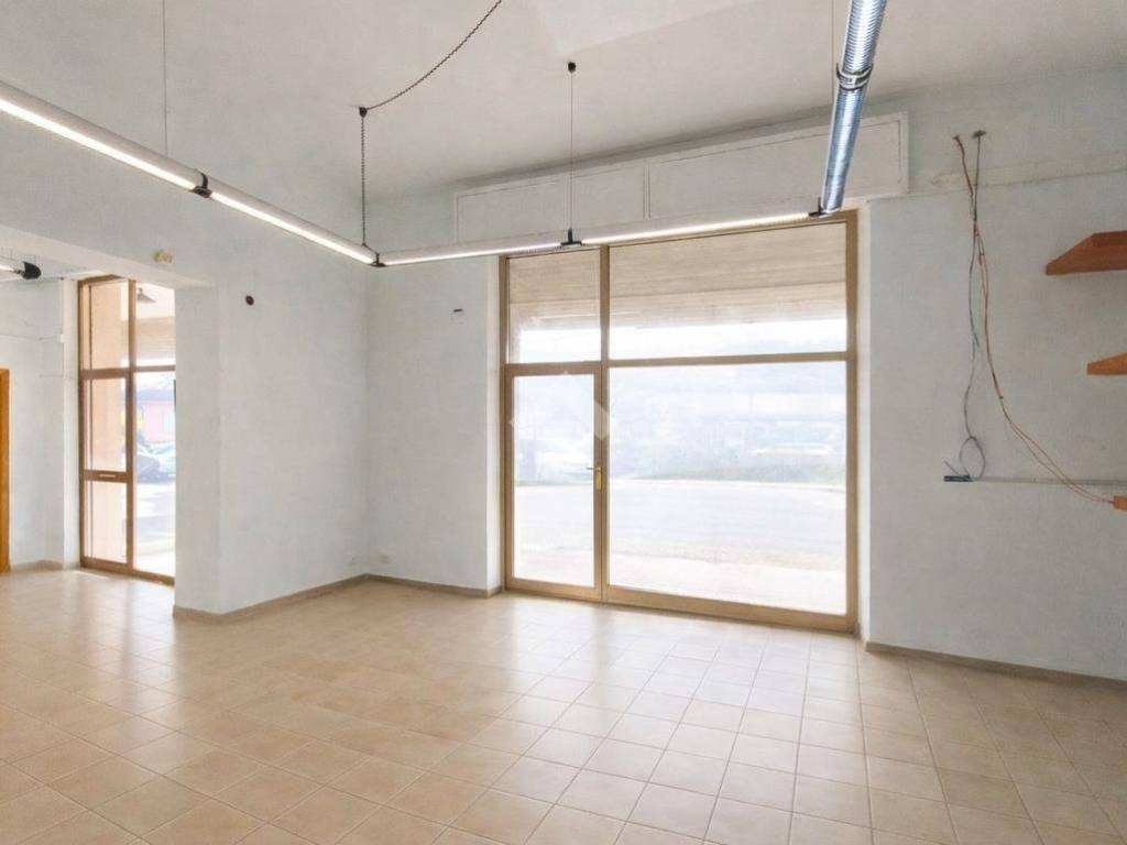 negozio in affitto a Sant'Egidio alla Vibrata