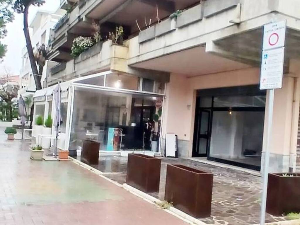 negozio in affitto a Silvi in zona Silvi Marina