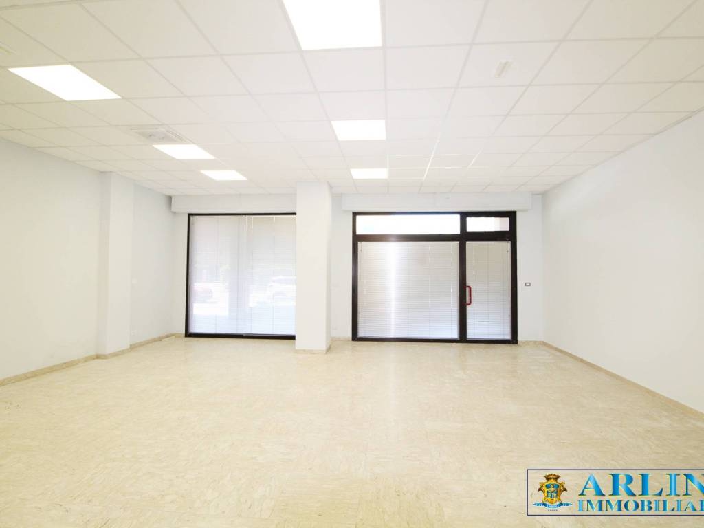 negozio in affitto a Silvi in zona Silvi Marina