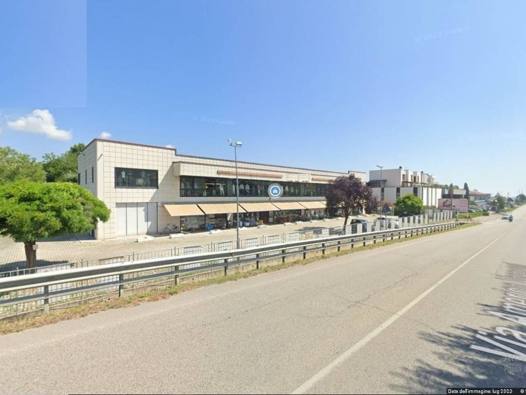 negozio in affitto a Teramo in zona Piano D'Accio