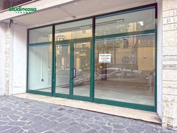 negozio in affitto a Teramo