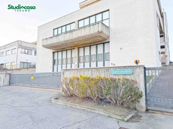 locale commerciale in affitto a Teramo in zona San Nicolò a Tordino