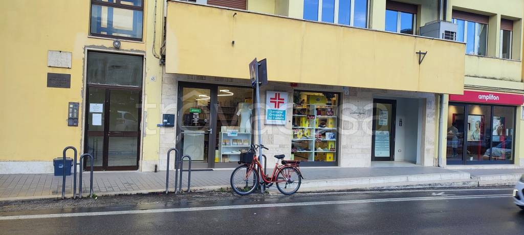 negozio in affitto a Teramo