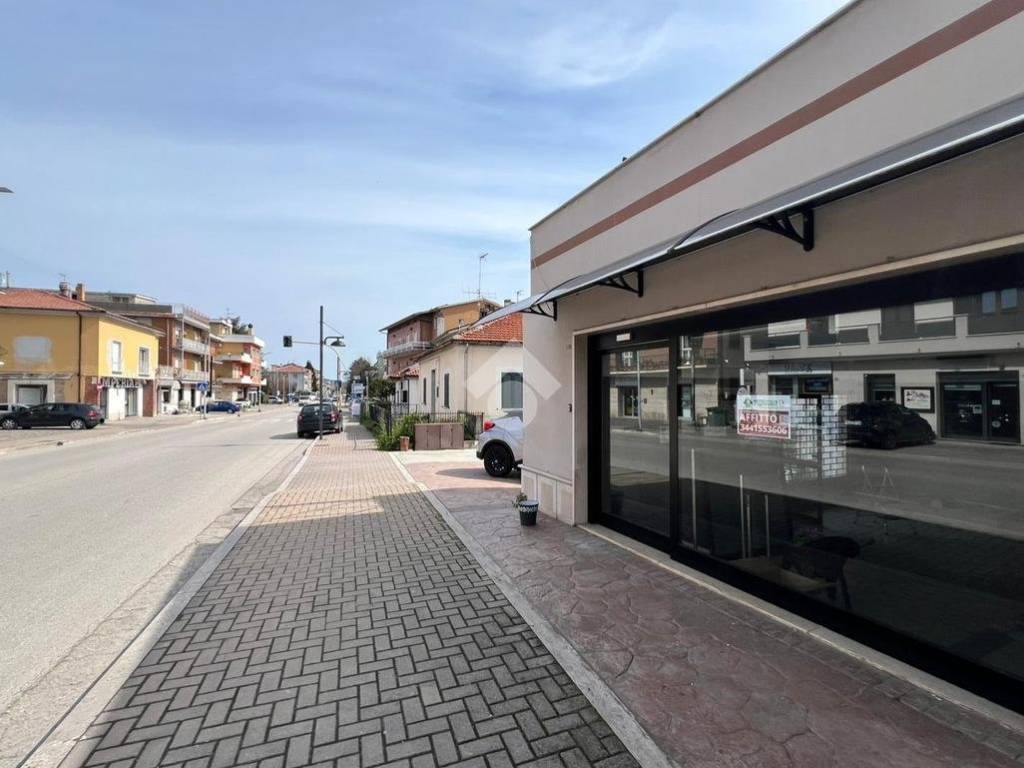negozio in affitto a Teramo in zona San Nicolò a Tordino