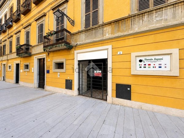 locale commerciale in affitto a Teramo in zona Centro Città