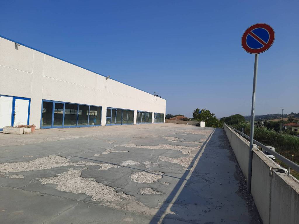 negozio in affitto a Martinsicuro