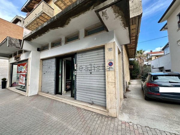 locale commerciale in affitto a Martinsicuro
