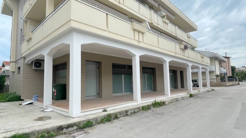 locale commerciale in affitto a Martinsicuro