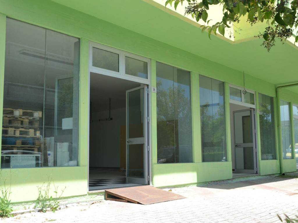 negozio in affitto a Martinsicuro in zona Villa Rosa