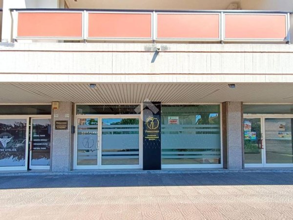 negozio in affitto a Martinsicuro in zona Villa Rosa