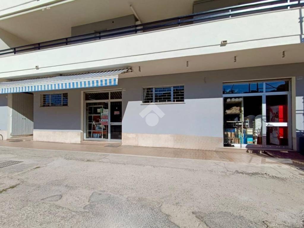 negozio in affitto a Martinsicuro in zona Villa Rosa